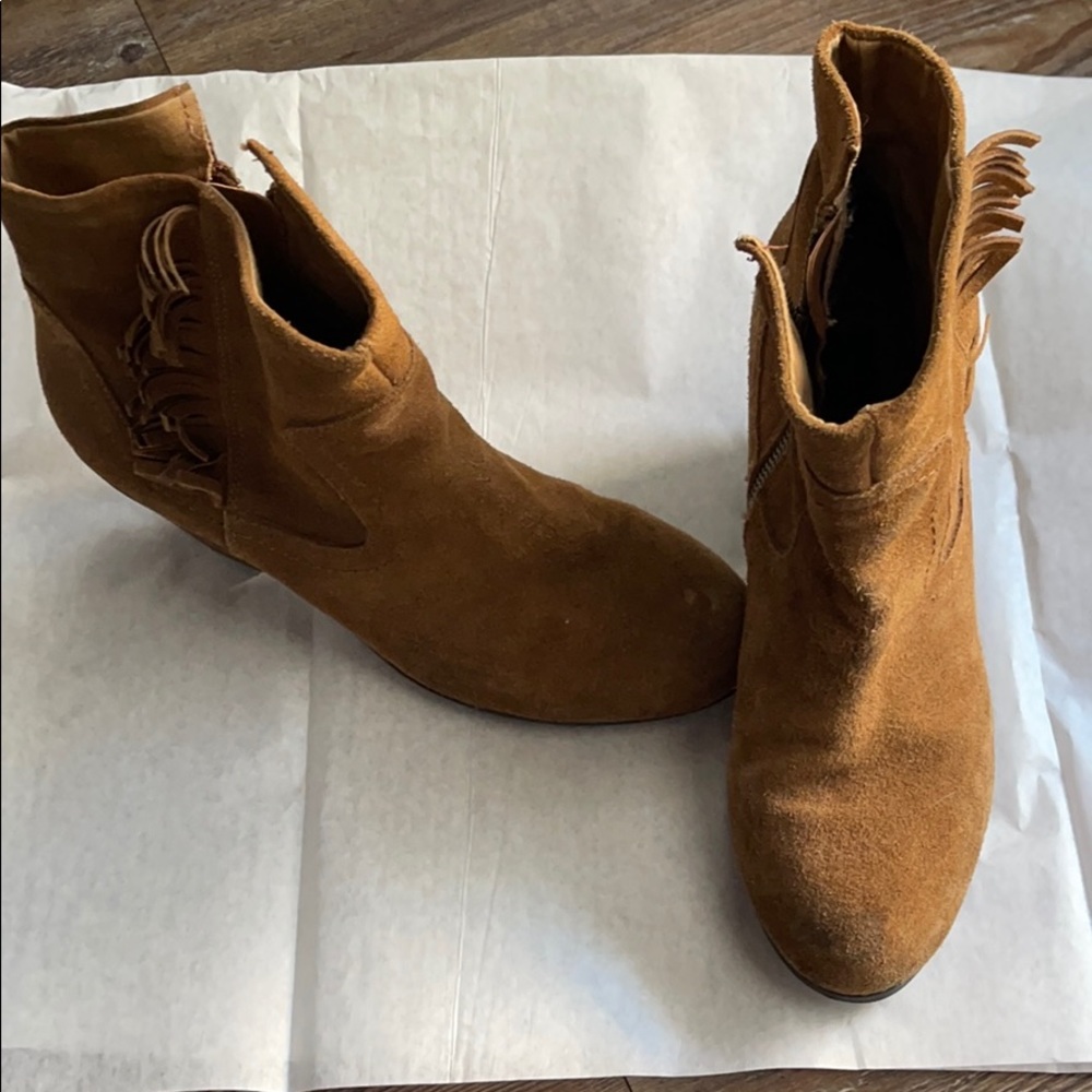Brown suede boots with side fringe